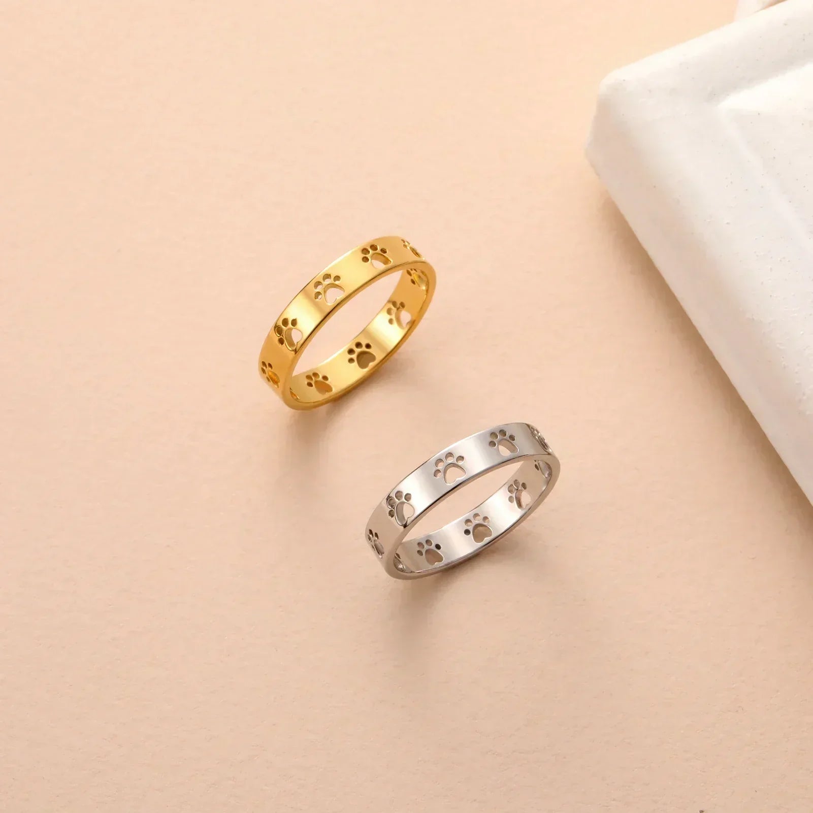 Alyssa - Adjustable Paw Print Ring in Gold Made of Silver